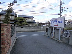 4.駐車場出たら右に進む