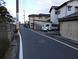 6.電柱の向かい右側の細い道を進む